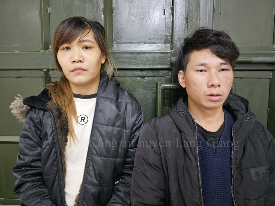 Tuấn Sơn Lâm và Lê Thị Nhung tại cơ quan Công an huyện Lạng Giang (Bắc Giang).