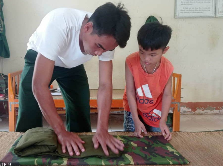 Sống tại ngôi nhà mới, giờ giấc sinh hoạt của Chương hệt như những người lính Biên phòng. Ảnh: MC Sống tại ngôi nhà mới, giờ giấc sinh hoạt của Chương hệt như những người lính Biên phòng. Ảnh: MC