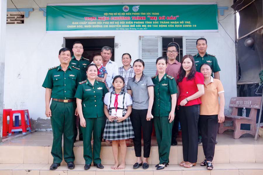 Hội Phụ nữ Bộ đội Biên phòng Sóc Trăng tổ chức Chương trình 'Mẹ đỡ đầu', hỗ trợ, chăm sóc em Nguyễn Đình. Ảnh: BP