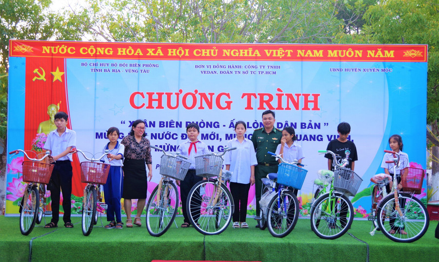 Dịp Tết Nguyên đán hàng năm, các đơn vị bội đội Biên phòng luôn có nhiều chương trình hoạt động chăm lo cho học sinh có hoàn cảnh khó khăn. Ảnh: Quang Anh Dịp Tết Nguyên đán hàng năm, các đơn vị bội đội Biên phòng luôn có nhiều chương trình hoạt động chăm lo cho học sinh có hoàn cảnh khó khăn. Ảnh: Quang Anh