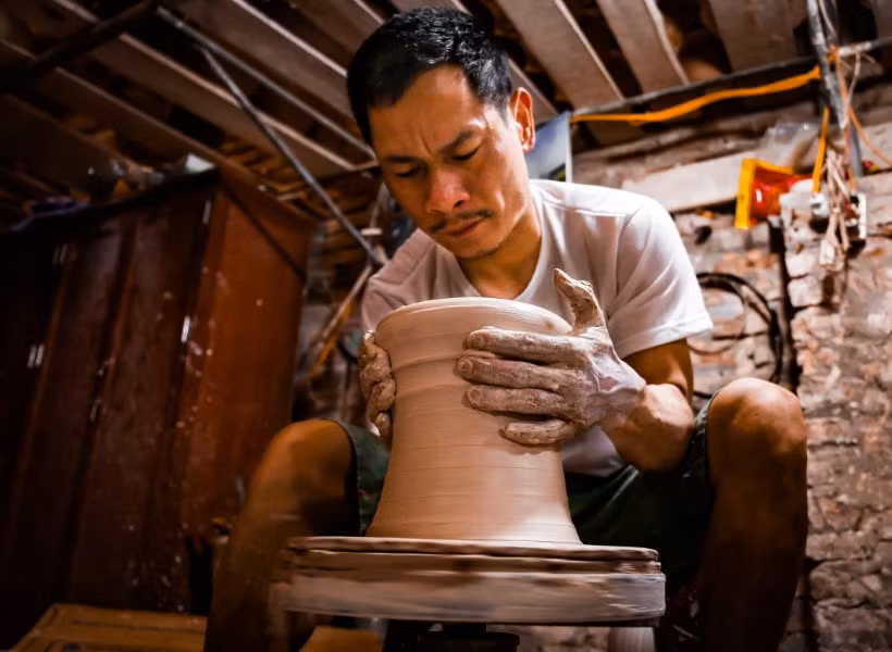 Nghệ nhân "khiếm thính" duy trì vốn cổ gốm Bát Tràng 