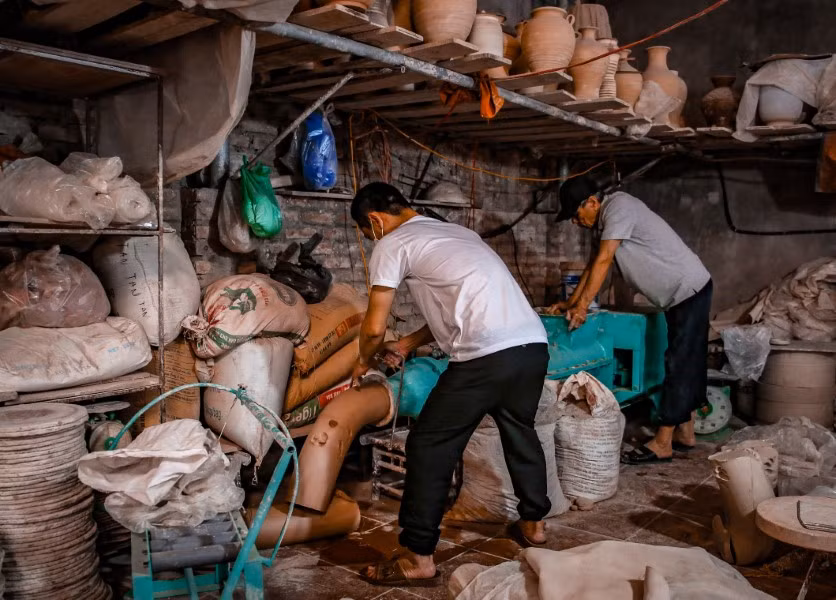 Nghệ nhân "khiếm thính" duy trì vốn cổ gốm Bát Tràng ảnh 6