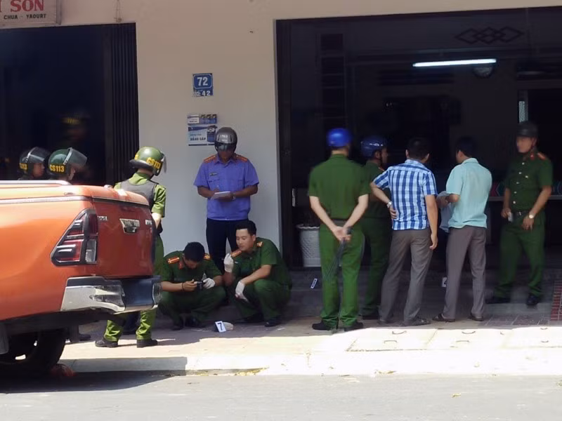 Lực lượng chức năng khám nghiệm hiện trường.