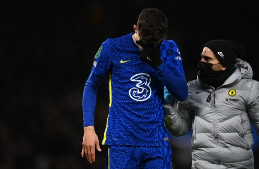 Kai Havertz gãy ngón tay út bên phải.