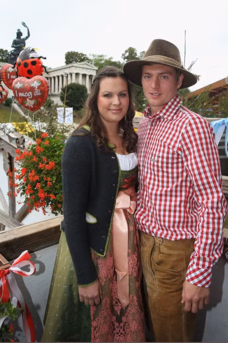 Vo Toni Kroos bung bau sang Phap co vu cho chong - Anh 4