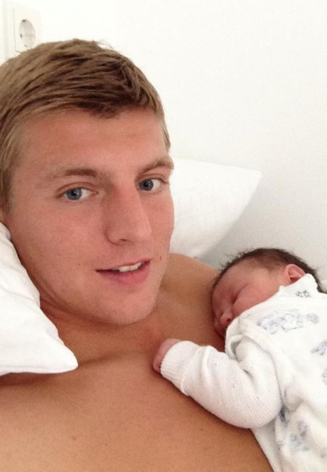 Vợ Toni Kroos bụng bầu sang Pháp cổ vũ cho chồng - Ảnh 2 Vo Toni Kroos bung bau sang Phap co vu cho chong - Anh 2
