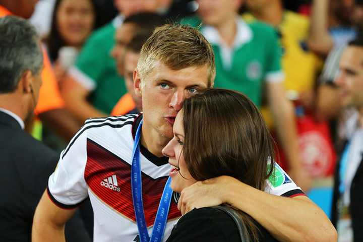 Vợ Toni Kroos bụng bầu sang Pháp cổ vũ cho chồng
