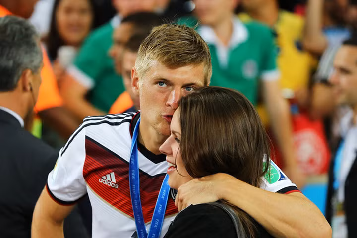 Vợ Toni Kroos bụng bầu sang Pháp cổ vũ cho chồng