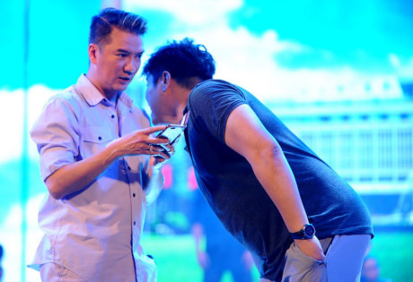 Đang hát nhạc đỏ, Đàm Vĩnh Hưng bất ngờ nhảy hiphop - Ảnh 1 Dang hat nhac do, Dam Vinh Hung bat ngo nhay hiphop - Anh 1