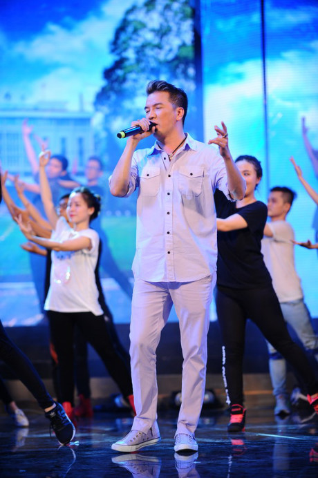 Đang hát nhạc đỏ, Đàm Vĩnh Hưng bất ngờ nhảy hiphop - Ảnh 6 Dang hat nhac do, Dam Vinh Hung bat ngo nhay hiphop - Anh 6