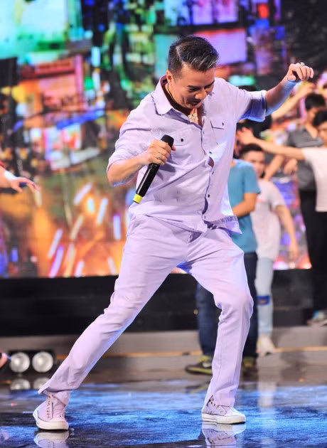 Dang hat nhac do, Dam Vinh Hung bat ngo nhay hiphop - Anh 4