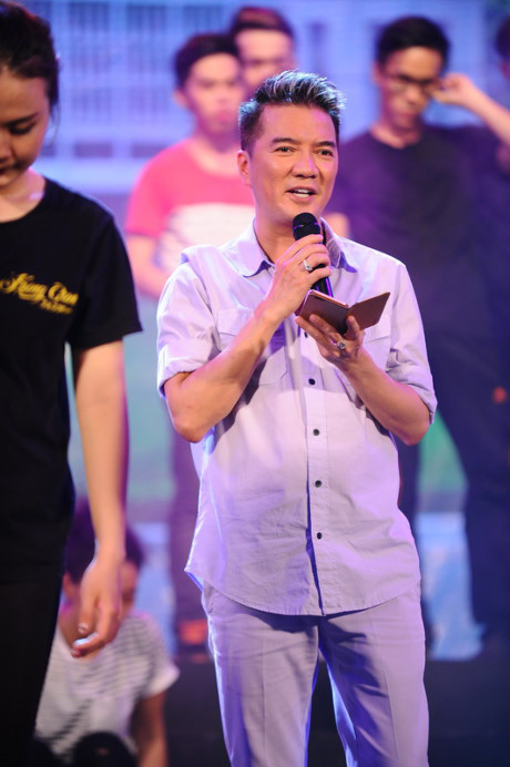 Đang hát nhạc đỏ, Đàm Vĩnh Hưng bất ngờ nhảy hiphop - Ảnh 3 Dang hat nhac do, Dam Vinh Hung bat ngo nhay hiphop - Anh 3
