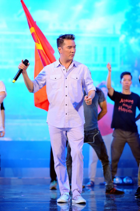Đang hát nhạc đỏ, Đàm Vĩnh Hưng bất ngờ nhảy hiphop - Ảnh 2 Dang hat nhac do, Dam Vinh Hung bat ngo nhay hiphop - Anh 2