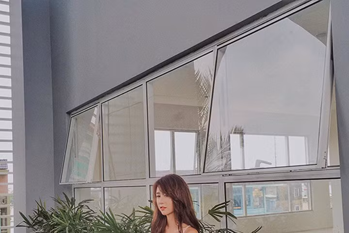 Hòa Minzy tết tóc như trẻ con, Quỳnh Anh Shyn diện đồ bơi vintage