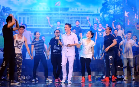 Dang hat nhac do, Dam Vinh Hung bat ngo nhay hiphop - Anh 7