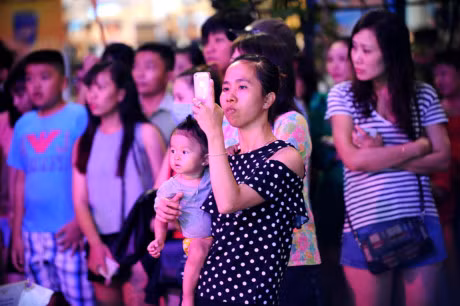 Dang hat nhac do, Dam Vinh Hung bat ngo nhay hiphop - Anh 10