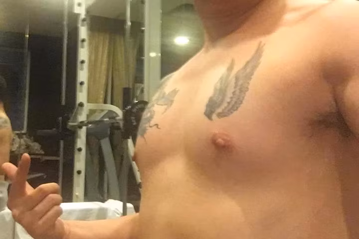 Đàm Vĩnh Hưng khoe cơ bắp cuồn cuộn, vòng ngực vạm vỡ