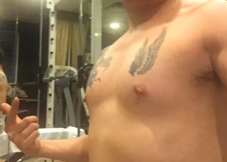 Dam Vinh Hung khoe co bap cuon cuon, vong nguc vam vo - Anh 1