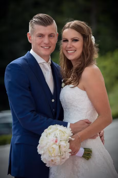 Vo Toni Kroos bung bau sang Phap co vu cho chong - Anh 3