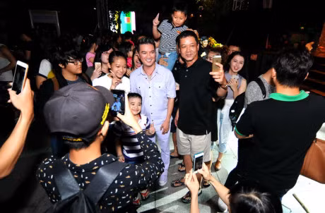 Dang hat nhac do, Dam Vinh Hung bat ngo nhay hiphop - Anh 11