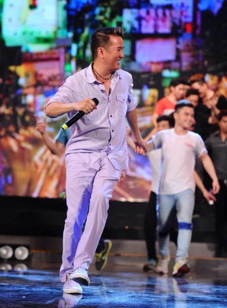 Đang hát nhạc đỏ, Đàm Vĩnh Hưng bất ngờ nhảy hiphop - Ảnh 5 Dang hat nhac do, Dam Vinh Hung bat ngo nhay hiphop - Anh 5