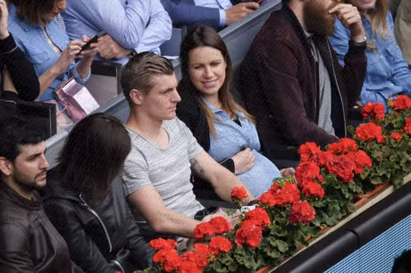 Vo Toni Kroos bung bau sang Phap co vu cho chong - Anh 5