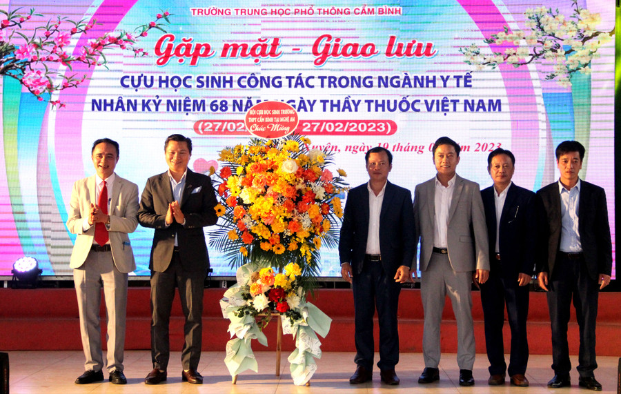 Các đại biểu, khách mời chụp ảnh lưu niệm (Ảnh: Hồ Tứ). Các đại biểu, khách mời chụp ảnh lưu niệm (Ảnh: Hồ Tứ).