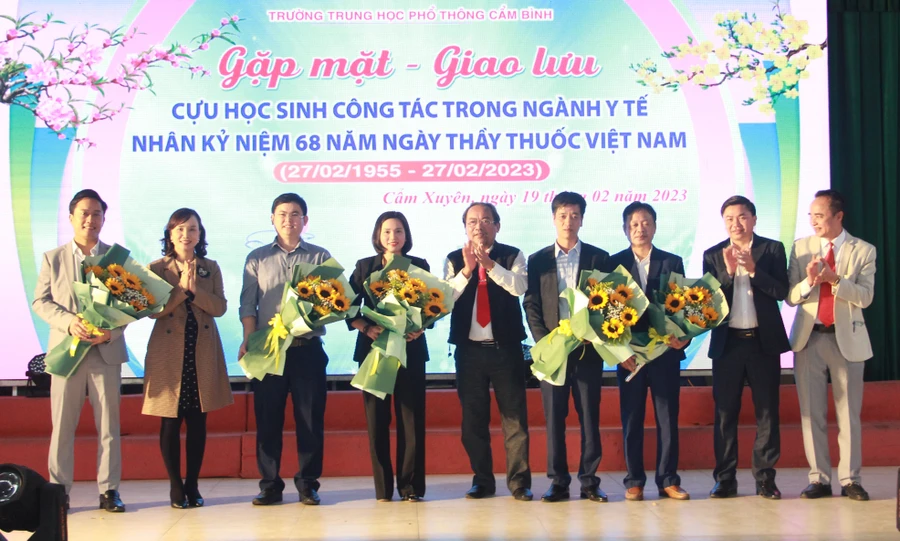 Bà Đặng Thị Quỳnh Diệp – Giám đốc Sở GD&ĐT Hà Tĩnh tặng hoa cho Cựu học sinh công tác trong ngành Y tế (Ảnh: Hồ Tứ).