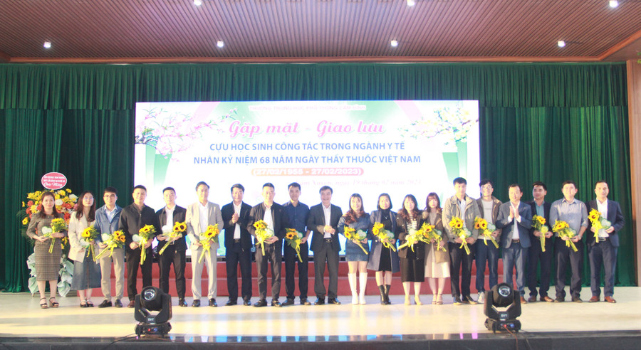 Ông Trần Hậu Tú – Chủ tịch Công đoàn ngành Giáo dục, lãnh đạo huyện Cẩm Xuyên tặng hoa và biểu trưng cho cựu học sinh công tác trong ngành Y tế (Ảnh: Hồ Tứ). Ông Trần Hậu Tú – Chủ tịch Công đoàn ngành Giáo dục, lãnh đạo huyện Cẩm Xuyên tặng hoa và biểu trưng cho cựu học sinh công tác trong ngành Y tế (Ảnh: Hồ Tứ).