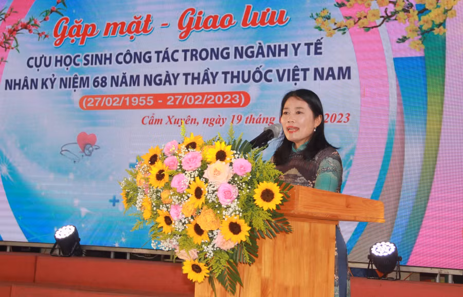 Bà Đào Thị Phương Lan – Phó hiệu trưởng nhà trường phát biểu tại buổi gặp mặt giao lưu (Ảnh: Hồ Tứ).