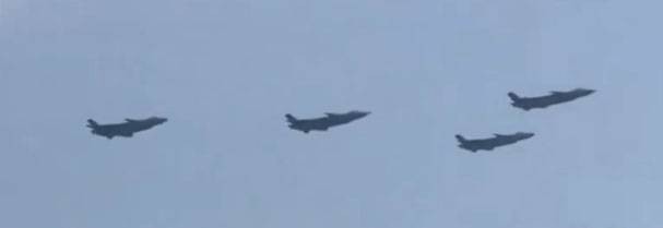 Tại buổi biểu diễn này, J-20 tự tin khoe hình ảnh 4 tên lửa không đối không thuộc nhiều loại khác nhau ở bên trong các khoang của máy bay. Tại buổi biểu diễn này, J-20 tự tin khoe hình ảnh 4 tên lửa không đối không thuộc nhiều loại khác nhau ở bên trong các khoang của máy bay.