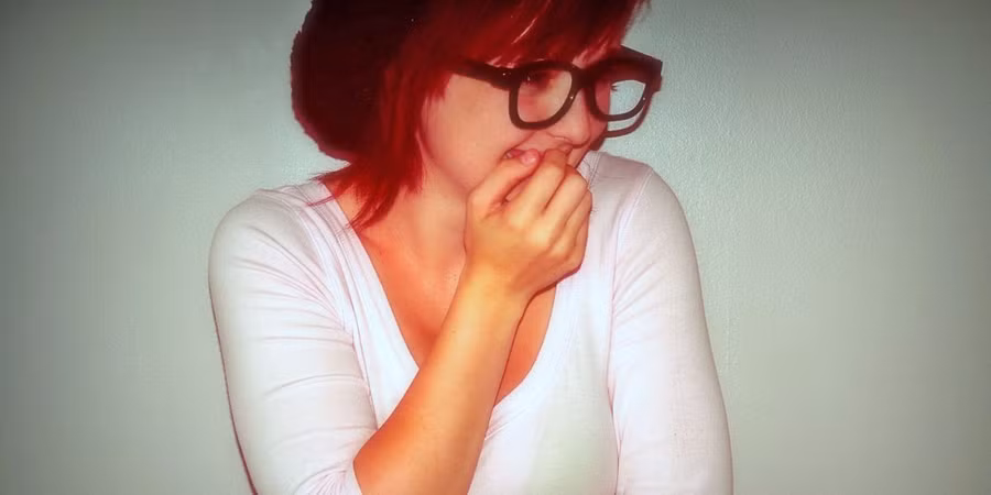 Những dấu hiệu của sự lo lắng như cắn móng tay cho thấy bạn là người không chuyên nghiệp tại công sở.