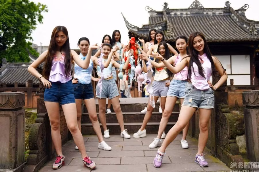 Nữ sinh viên Trung Quốc thi nhau tung áo ngực để chống ung thư ảnh 1