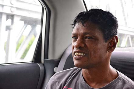 Sujit Kumar có 8 năm sống với gà.