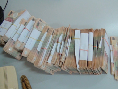 Công an thu giữ tiền giả. Công an thu giữ tiền giả.