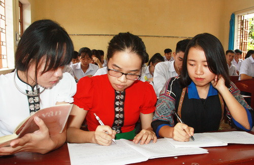 Trường THPT Nghĩa Lộ chú trọng dạy học sát đối tượng tăng cường giúp đỡ học sinh yếu kém. Trường THPT Nghĩa Lộ chú trọng dạy học sát đối tượng tăng cường giúp đỡ học sinh yếu kém.