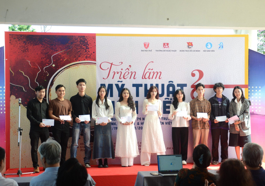 Trao các suất học bổng cho sinh viên.