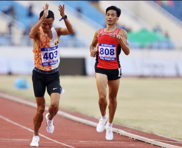 Đối thủ phải vỗ tay tán thưởng Văn Lai vì thành tích vượt trội của anh.