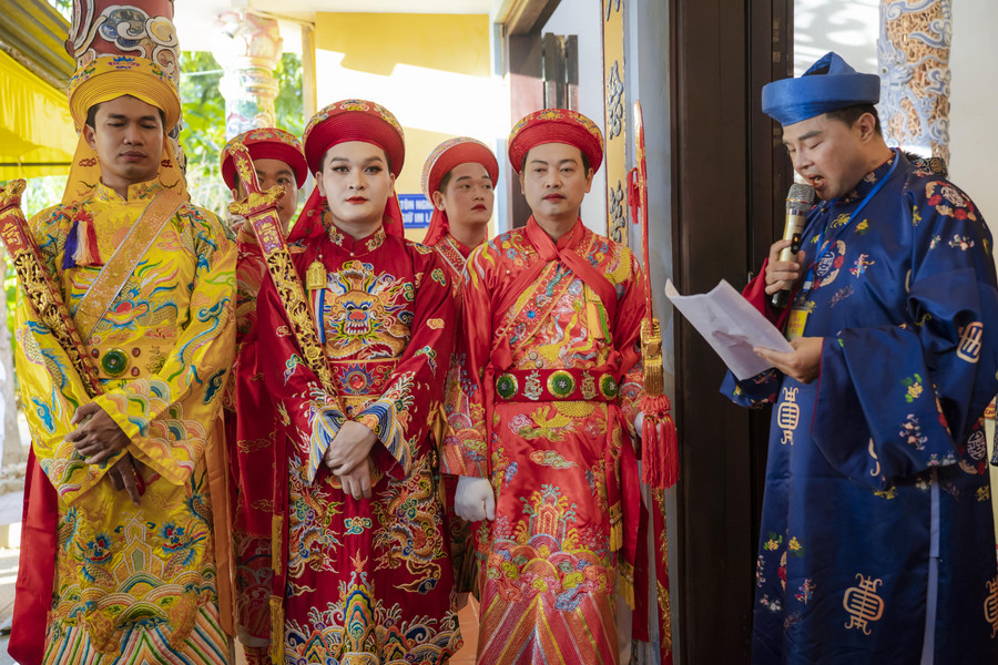 Hóa thân vào các nhân vật tín ngưỡng với những bộ trang phục mang đậm nét văn hóa dân gian. Hóa thân vào các nhân vật tín ngưỡng với những bộ trang phục mang đậm nét văn hóa dân gian.