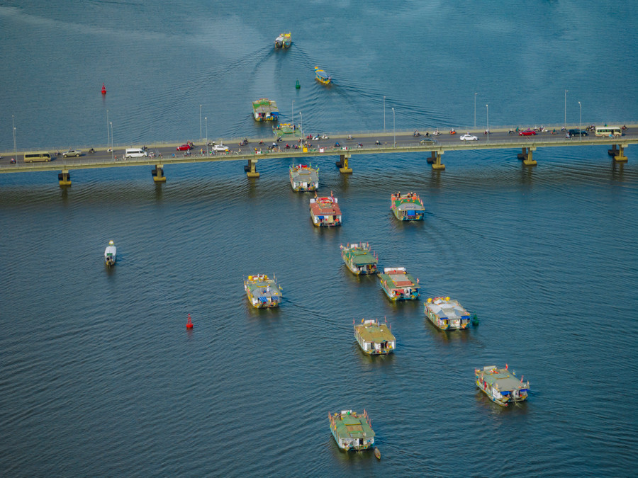 Sau khi làm lễ tại 352 Chi Lăng (TP Huế), Đoàn rước sẽ tiến hành di chuyển bằng thuyền rồng lên Điện Hòn Chén (xã Hương Thọ, TP Huế) để tiếp tục thực hiện các nghi lễ. Sau khi làm lễ tại 352 Chi Lăng (TP Huế), Đoàn rước sẽ tiến hành di chuyển bằng thuyền rồng lên Điện Hòn Chén (xã Hương Thọ, TP Huế) để tiếp tục thực hiện các nghi lễ.