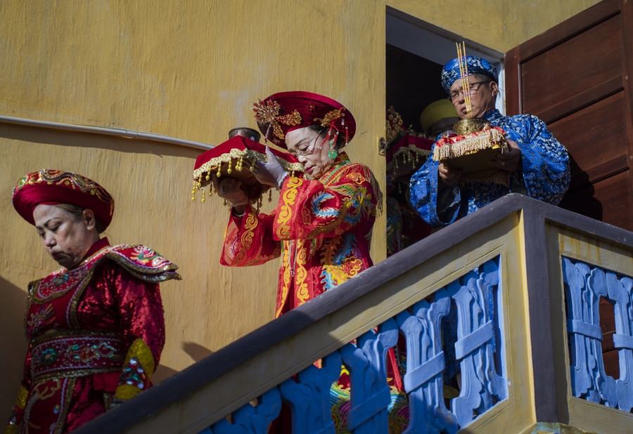 Chuẩn bị các lễ vật tại lễ hội Điện Huệ Nam. Chuẩn bị các lễ vật tại lễ hội Điện Huệ Nam.