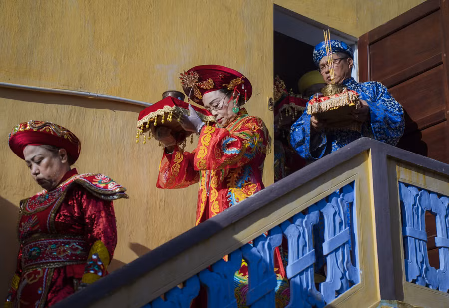 Chuẩn bị các lễ vật tại lễ hội Điện Huệ Nam.