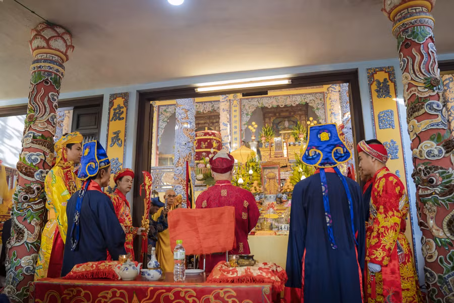 Lễ hội được diễn ra trong không khí trang nghiêm.