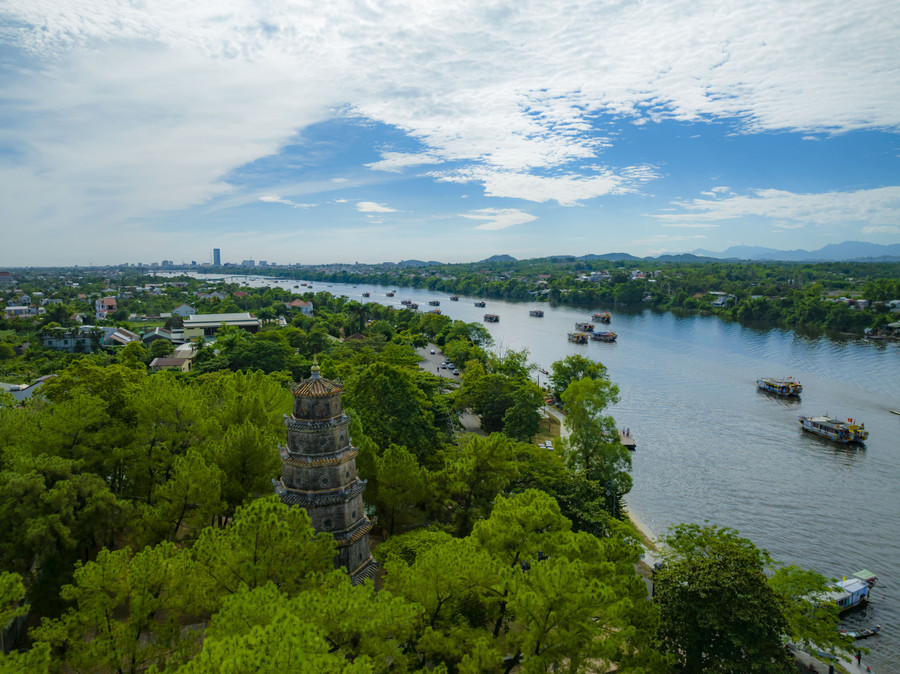 Đoàn rước đi thuyền rồng đoạn qua chùa Thiên Mụ. (Ảnh: Đ.Hoàng). Đoàn rước đi thuyền rồng đoạn qua chùa Thiên Mụ. (Ảnh: Đ.Hoàng).