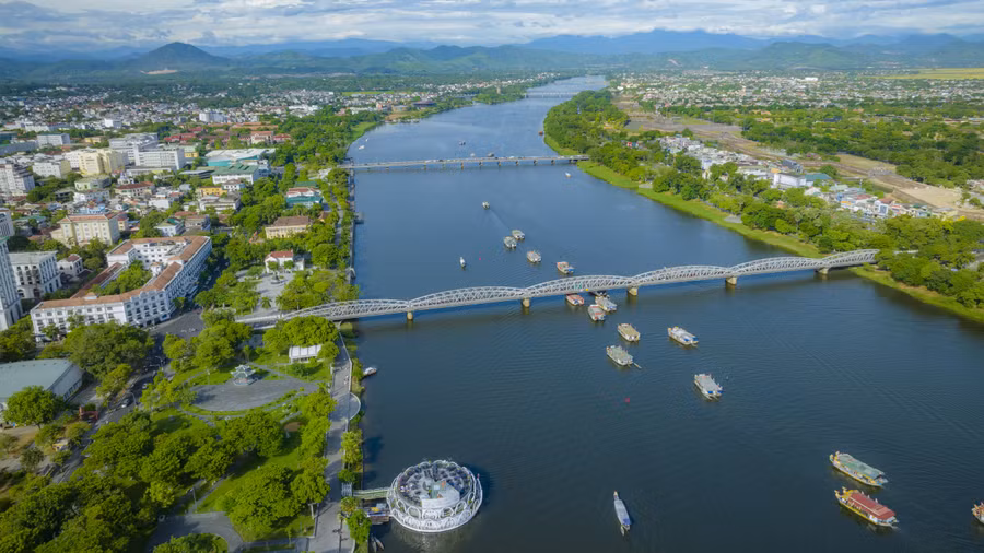 Hàng chục thuyền rồng nối đuôi nhau trên sông Hương.