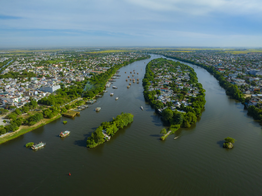 Sau khi làm lễ tại 352 Chi Lăng (TP Huế), Đoàn rước sẽ tiến hành di chuyển bằng thuyền rồng lên Điện Hòn Chén (xã Hương Thọ, TP Huế) để tiếp tục thực hiện các nghi lễ. Sau khi làm lễ tại 352 Chi Lăng (TP Huế), Đoàn rước sẽ tiến hành di chuyển bằng thuyền rồng lên Điện Hòn Chén (xã Hương Thọ, TP Huế) để tiếp tục thực hiện các nghi lễ.