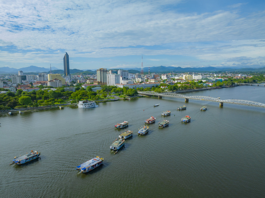 Hàng chục thuyền rồng nối đuôi nhau trên dòng sông Hương tại Lễ hội Điện Huệ Nam. (Ảnh: Đ.Hoàng).