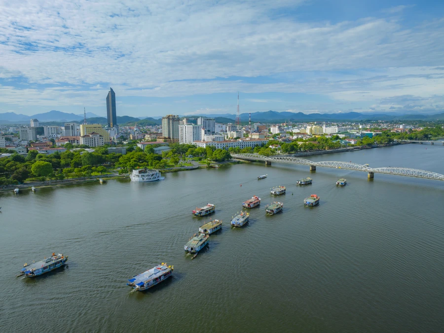 Hàng chục thuyền rồng nối đuôi nhau trên dòng sông Hương tại Lễ hội Điện Huệ Nam. (Ảnh: Đ.Hoàng).