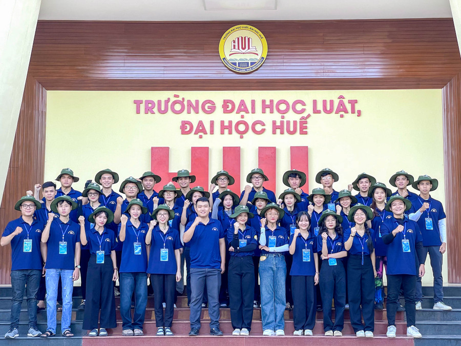 Đội tiếp đón tân sinh viên Trường ĐH Luật, ĐH Huế.