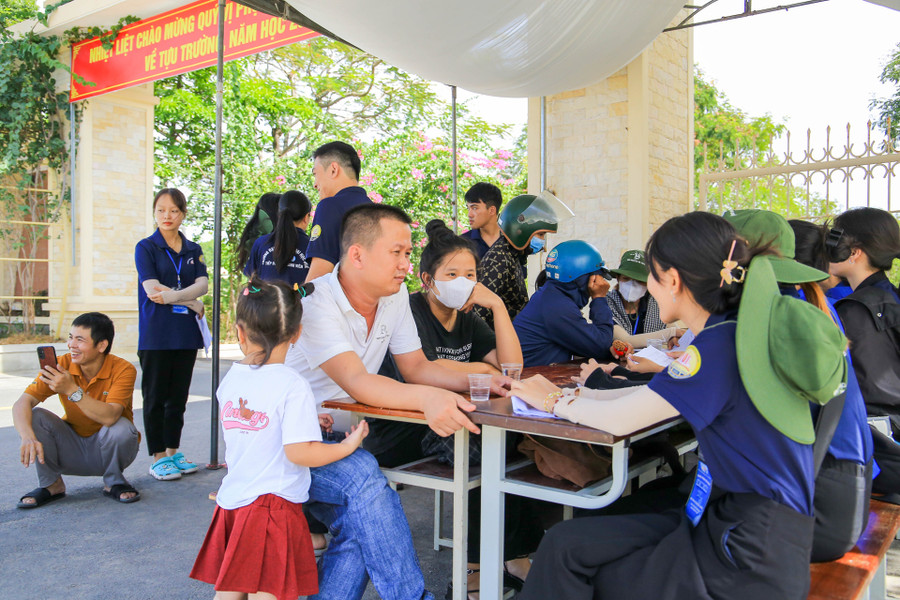 Phụ huynh và tân sinh viên tới Huế rất vui mừng, phấn khởi khi có sự hỗ trợ nhiệt tình từ Đội tiếp đón. Phụ huynh và tân sinh viên tới Huế rất vui mừng, phấn khởi khi có sự hỗ trợ nhiệt tình từ Đội tiếp đón.